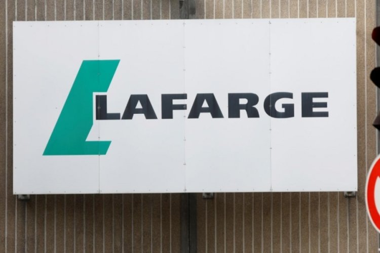 Fransız şirketi Lafarge'ın "ter&ouml;r &ouml;rg&uuml;t&uuml;n&uuml; finanse etmekten" yargılandığı dava ertelendi