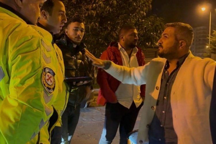Alkoll&uuml; s&uuml;r&uuml;c&uuml;den polise: "Ehliyetimi alma kemerden ceza yaz"