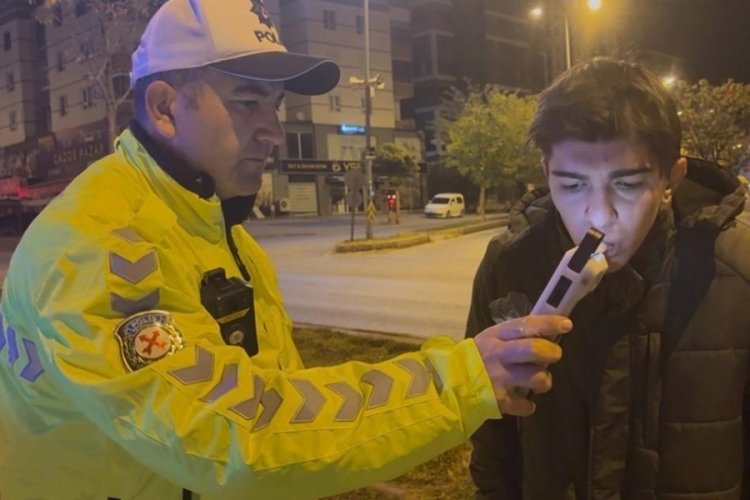 Seyir halindeyken uyuyan s&uuml;r&uuml;c&uuml;, kaza sonrası da uyumaya devam etti