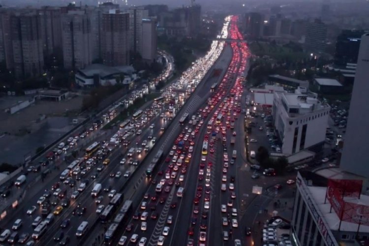 Sabah trafiğinde panik anları: İş makinesi...