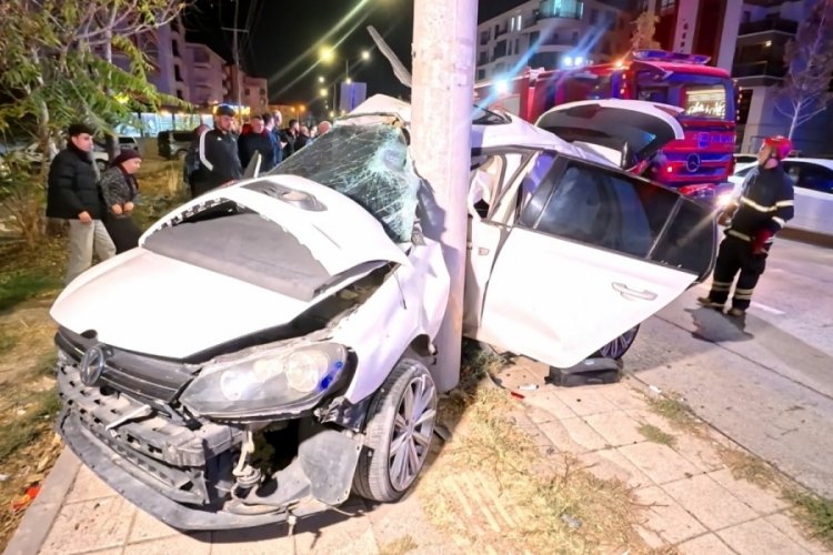 Otomobil direğe saplandı: 2 ağır yaralı