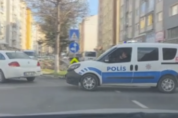 K&uuml;tahya'da 'dur' ihtarına uymayan s&uuml;r&uuml;c&uuml; aracını bırakıp ka&ccedil;tı
