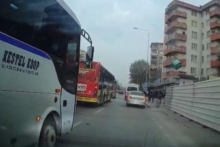 Bursa'da trafikte ortalık karıştı: Yol verme tartışması kamerada