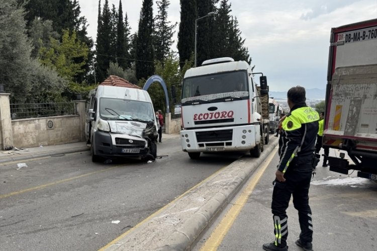 &Ouml;ğrencileri taşıyan servis ve kamyon &ccedil;arptı! 21 &ouml;ğrenci...