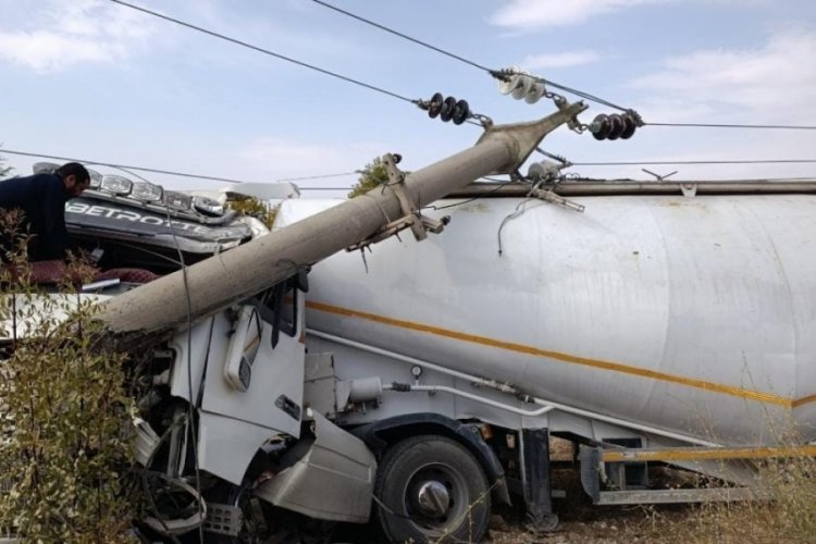 Elazığ'da tır elektrik direğine &ccedil;arptı: 1 yaralı