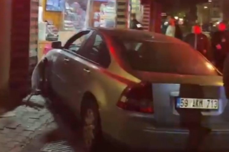 Fren yerine gaza basınca otomobil d&uuml;kkana girdi