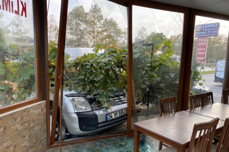 Kontrolden &ccedil;ıkan ara&ccedil; dehşet sa&ccedil;tı! &Ouml;l&uuml; ve yaralılar var...