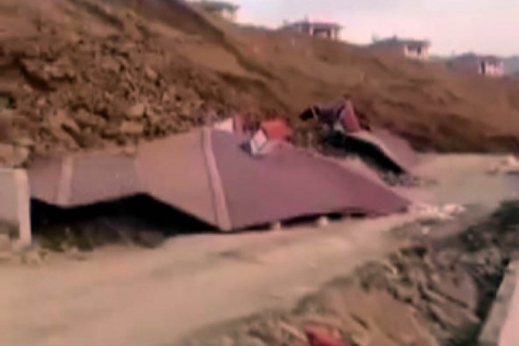 Depremzedeler i&ccedil;in yapılan evler heyelan altında kaldı...