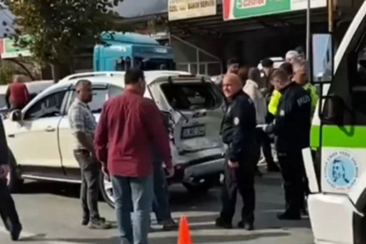 Minib&uuml;s ile otomobil &ccedil;arpıştı! &Ccedil;ok sayıda yaralı var...