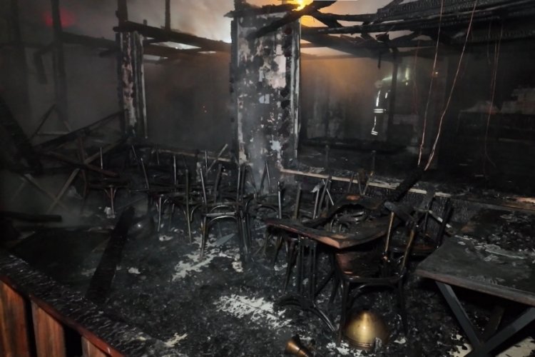 Ş&ouml;mineden &ccedil;ıkan yangın restoranı k&uuml;le &ccedil;evirdi!