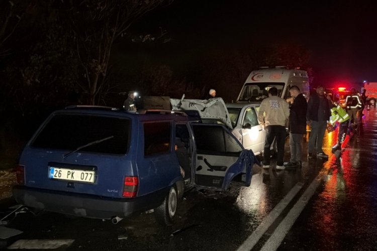 İki otomobil kafa kafaya &ccedil;arpıştı! &Ccedil;ok sayıda yaralı var...
