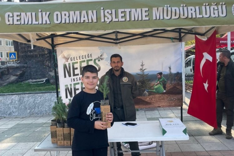 Bursa'da "Geleceğe Nefes" olacak fidanlar vatandaşlara dağıtıldı...