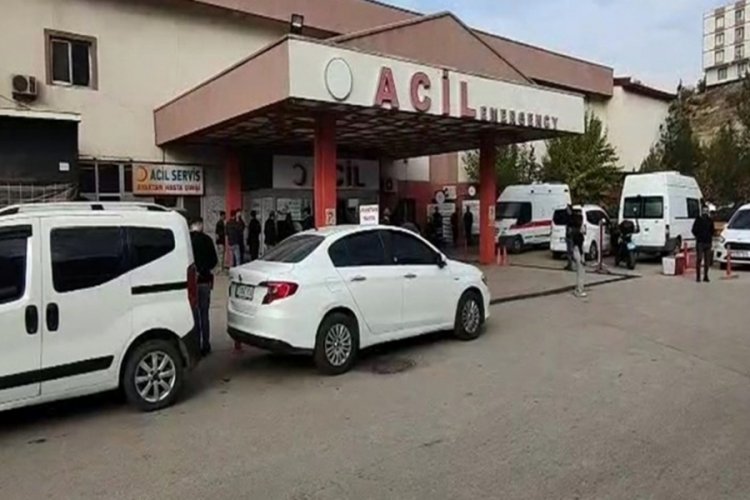 Minib&uuml;sle hafif ticari ara&ccedil; &ccedil;arpıştı: 13'&uuml; &ccedil;ocuk 19 yaralı