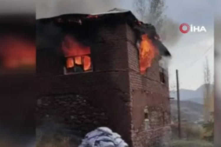Hakkari'de 2 katlı toprak evde yangın