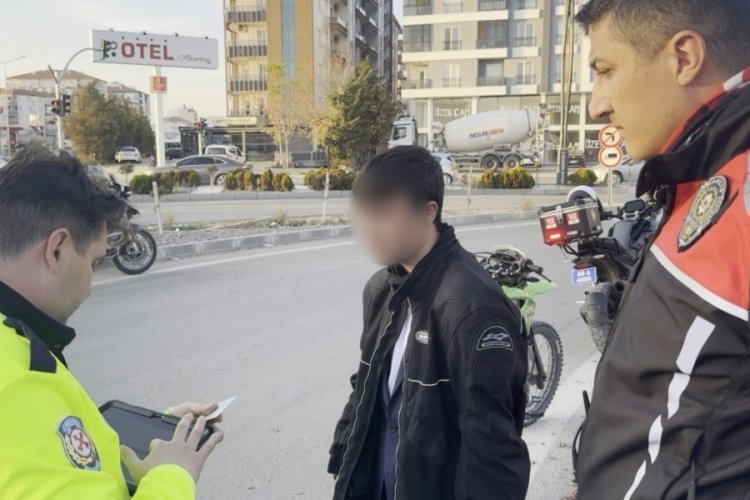 Polisten ka&ccedil;an 15 yaşındaki motosiklet s&uuml;r&uuml;c&uuml;s&uuml;ne ceza