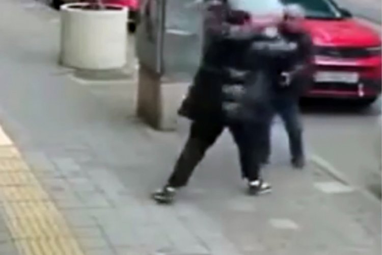 Kendisini evden &ccedil;ıkartan m&uuml;lk sahibini darbetti
