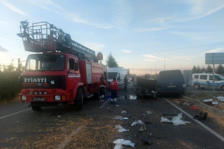 Isparta'da kamyonetle &ccedil;arpışan otomobil hurdaya d&ouml;nd&uuml;: 2 yaralı
