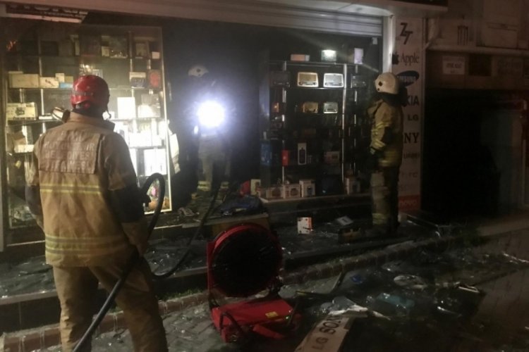 İzmir'de cep telefonu aksesuar mağazasında yangın