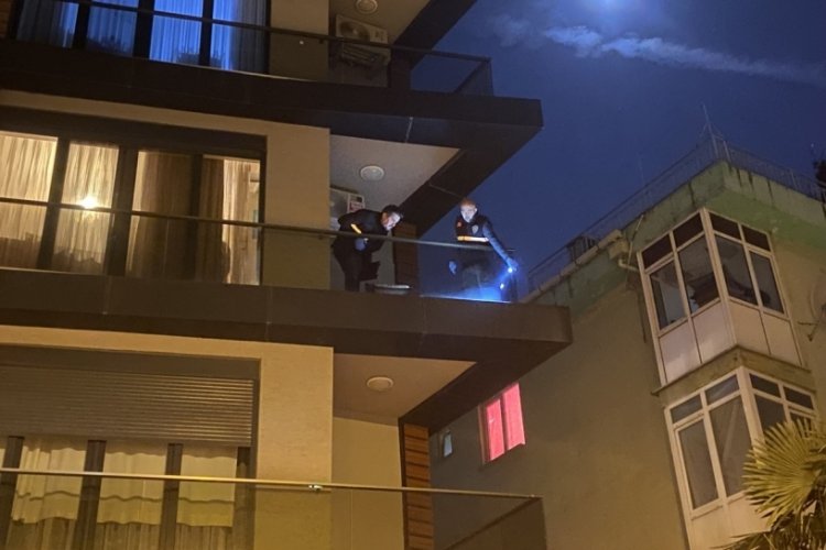 Yaşlı adam balkondan d&uuml;şerek hayatını kaybetti