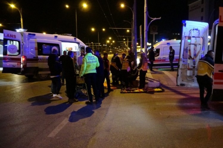 Kazaya karışan s&uuml;r&uuml;c&uuml; aracı bırakıp ka&ccedil;tı: 3 yaralı
