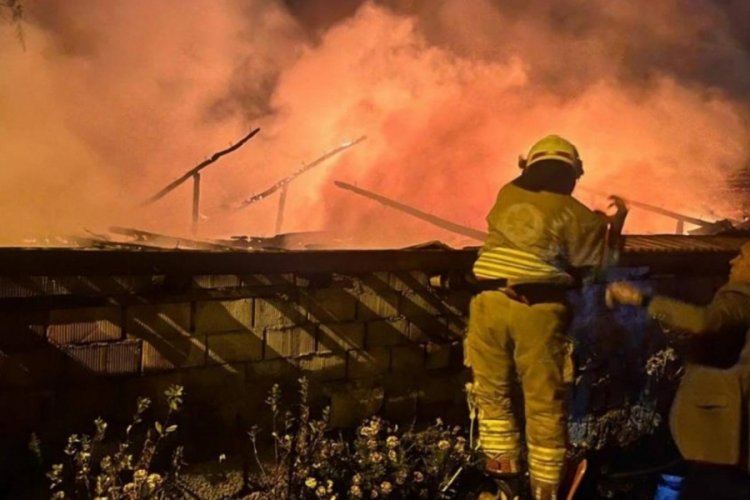 M&uuml;stakil evde &ccedil;ıkan yangın bitişikteki eve sı&ccedil;radı, 2 ev k&uuml;le d&ouml;nd&uuml;