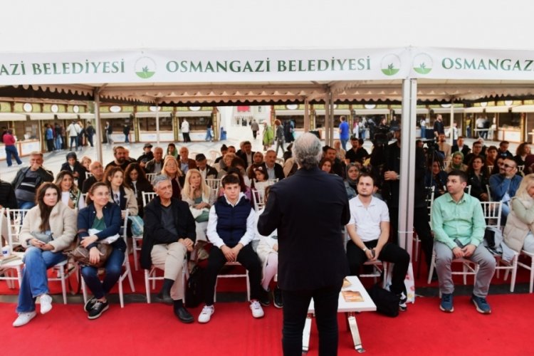 Sevilen yazarlar Bursa'da okurlarıyla bir araya geldi