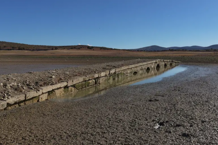 Baraj çekildi: Tarihi köprü ortaya çıktı