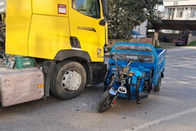 Bursa'da elektrikli bisiklet ve tır &ccedil;arpıştı!