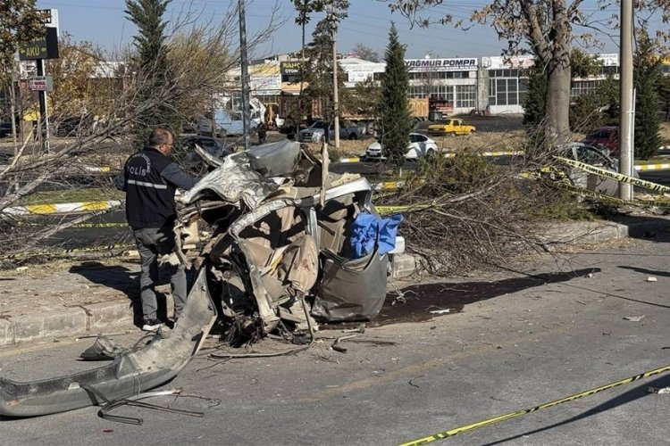 15 yaşında direksiyona ge&ccedil;ti, ara&ccedil; 2'ye b&ouml;l&uuml;nd&uuml;! 2 &ouml;l&uuml;, 1 yaralı