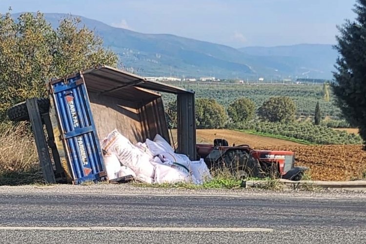 Bursa'da kontrolden &ccedil;ıkan r&ouml;mork devrildi, &uuml;r&uuml;nler asfalta d&ouml;k&uuml;ld&uuml;!