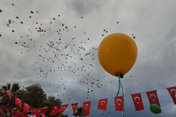 Bursa'da &ccedil;ocuklar, l&ouml;semi hastalığına dikkati &ccedil;ekmek i&ccedil;in g&ouml;ky&uuml;z&uuml;ne balon bıraktı