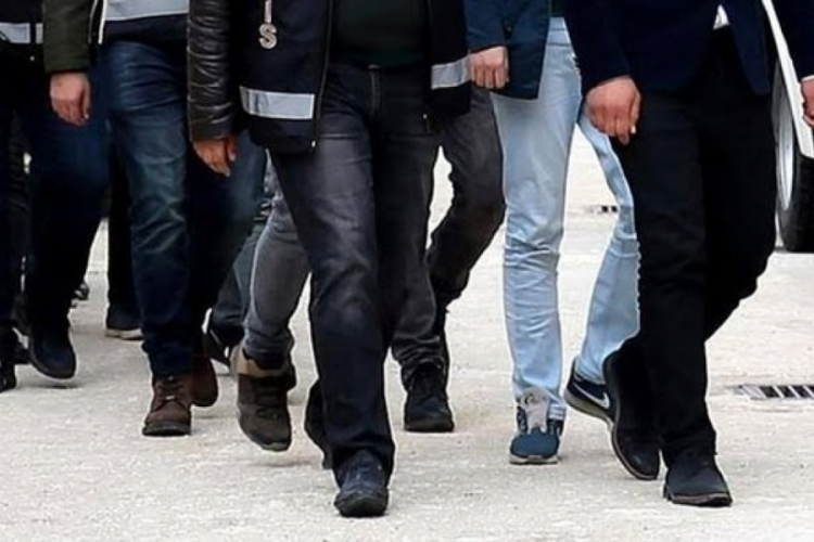 Adana'da ka&ccedil;ak ila&ccedil; operasyonu! Binlercesi ele ge&ccedil;irildi