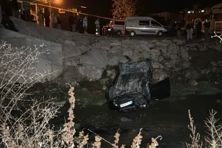Kontrolden &ccedil;ıkan otomobil dereye u&ccedil;tu: 1 &ouml;l&uuml;, 1 yaralı