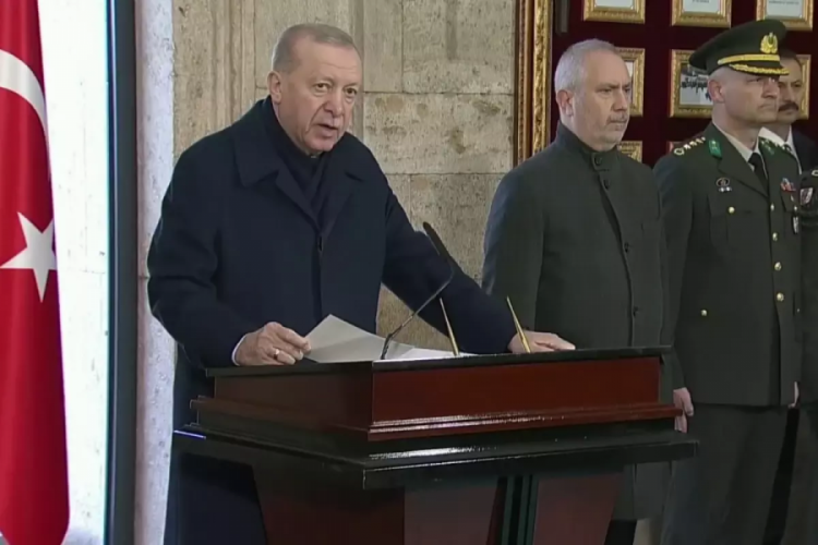 Cumhurbaşkanı Erdoğan, Anıtkabir'de! İşte &Ouml;zel Defter'e yazdığı not