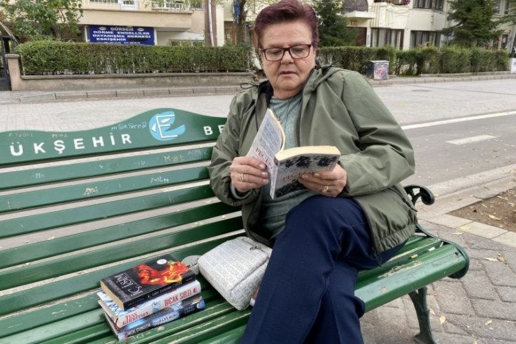 66 yaşında, tek g&ouml;z&uuml;yle g&uuml;nde 300 sayfa kitap okuyor
