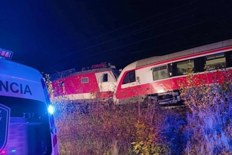 Korkun&ccedil; kaza: İki tren kafa kafaya &ccedil;arpıştı!