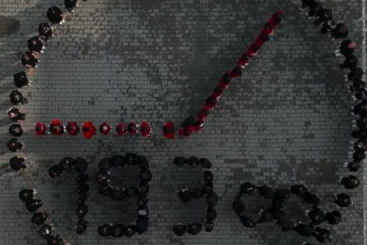 Bursa'da ortaokul &ouml;ğrencileri, Atat&uuml;rk'&uuml; &ouml;zel koreografiyle andı