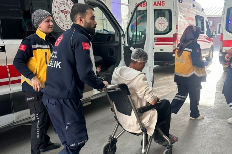 Fenerbah&ccedil;eli &ccedil;ocuk taşlandı: 1 yaralı