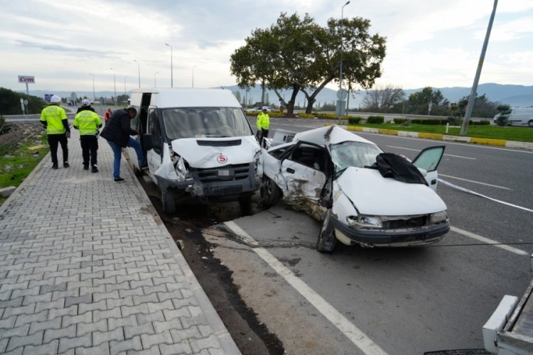 Balıkesir'de feci kaza! &Ouml;l&uuml; ve yaralılar var