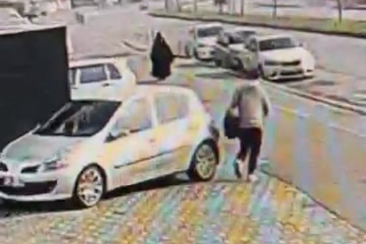 Park halindeki aracı &ccedil;izip hi&ccedil;bir şey olmamış gibi yoluna devam etti