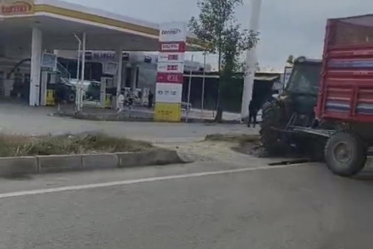 Ref&uuml;jden yolun karşısına ge&ccedil;mek isteyen trakt&ouml;re otomobil &ccedil;arptı