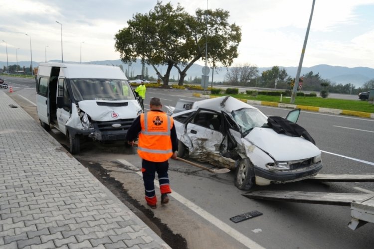 İş&ccedil;i servisi ile otomobil &ccedil;arpıştı: 1 &ouml;l&uuml;