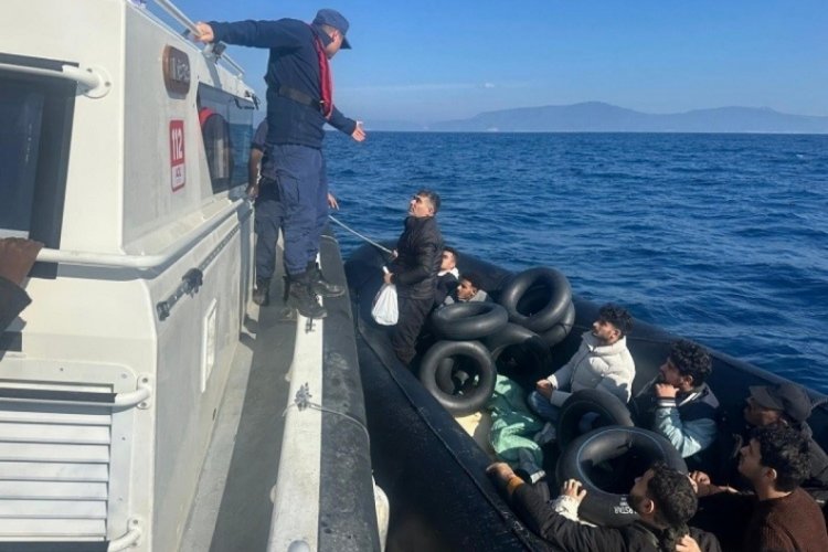 İzmir a&ccedil;ıklarında 35 d&uuml;zensiz g&ouml;&ccedil;men durduruldu