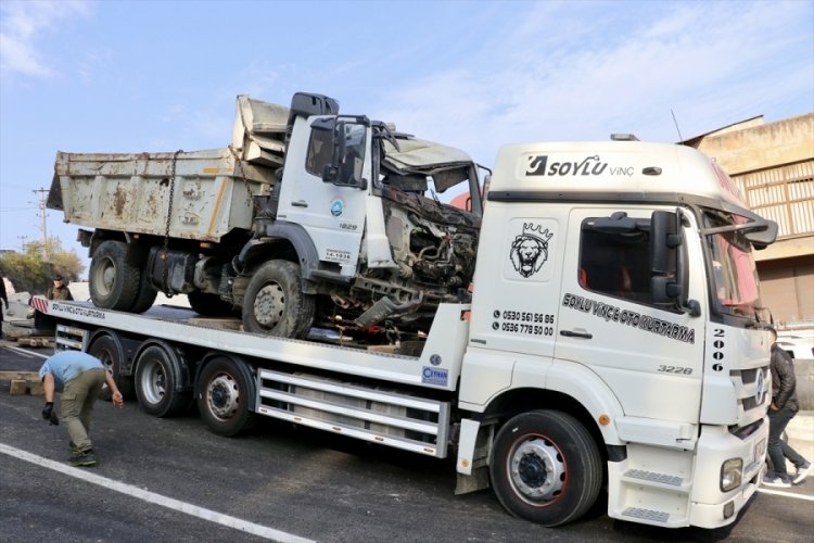 Park halindeyken hareket etmeye başlayan kamyon 3 araca &ccedil;arpıp devrildi