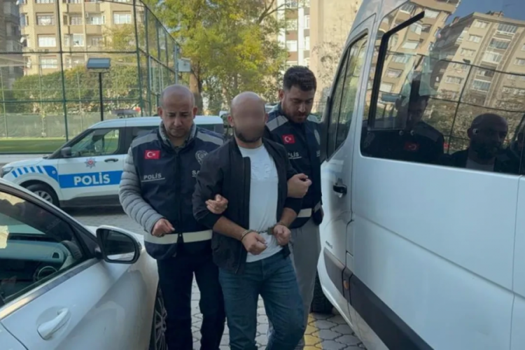 Zabıta memuru maganda &ccedil;ıktı! Polis &ouml;ğrencilerine saldırdı