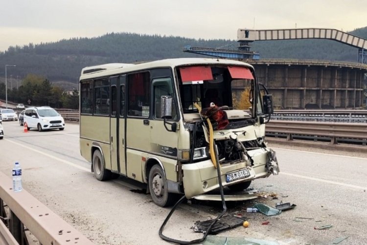 Yolcu minib&uuml;s&uuml; tır dorsesine &ccedil;arptı