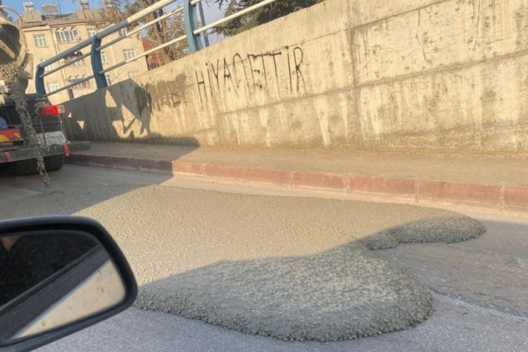 Mikserden taşan beton asfalt yola d&ouml;k&uuml;ld&uuml;