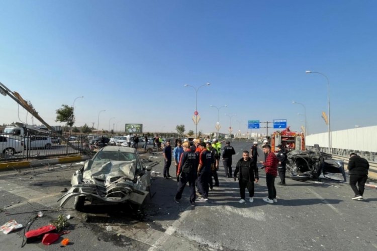 Zincirleme trafik kazasında can pazarı! &Ouml;l&uuml; ve yaralılar var...