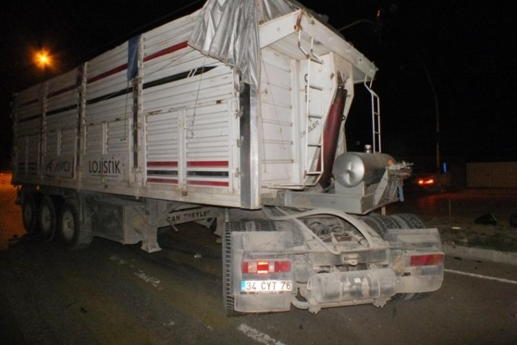 Kırmızı ışıkta bekleyen otomobile &ccedil;arptı! &Ouml;l&uuml; ve yaralılar var...