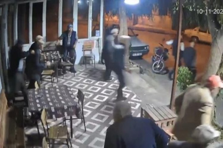 Depreme kahvehanede yakalanan vatandaşların panik hali kamerada